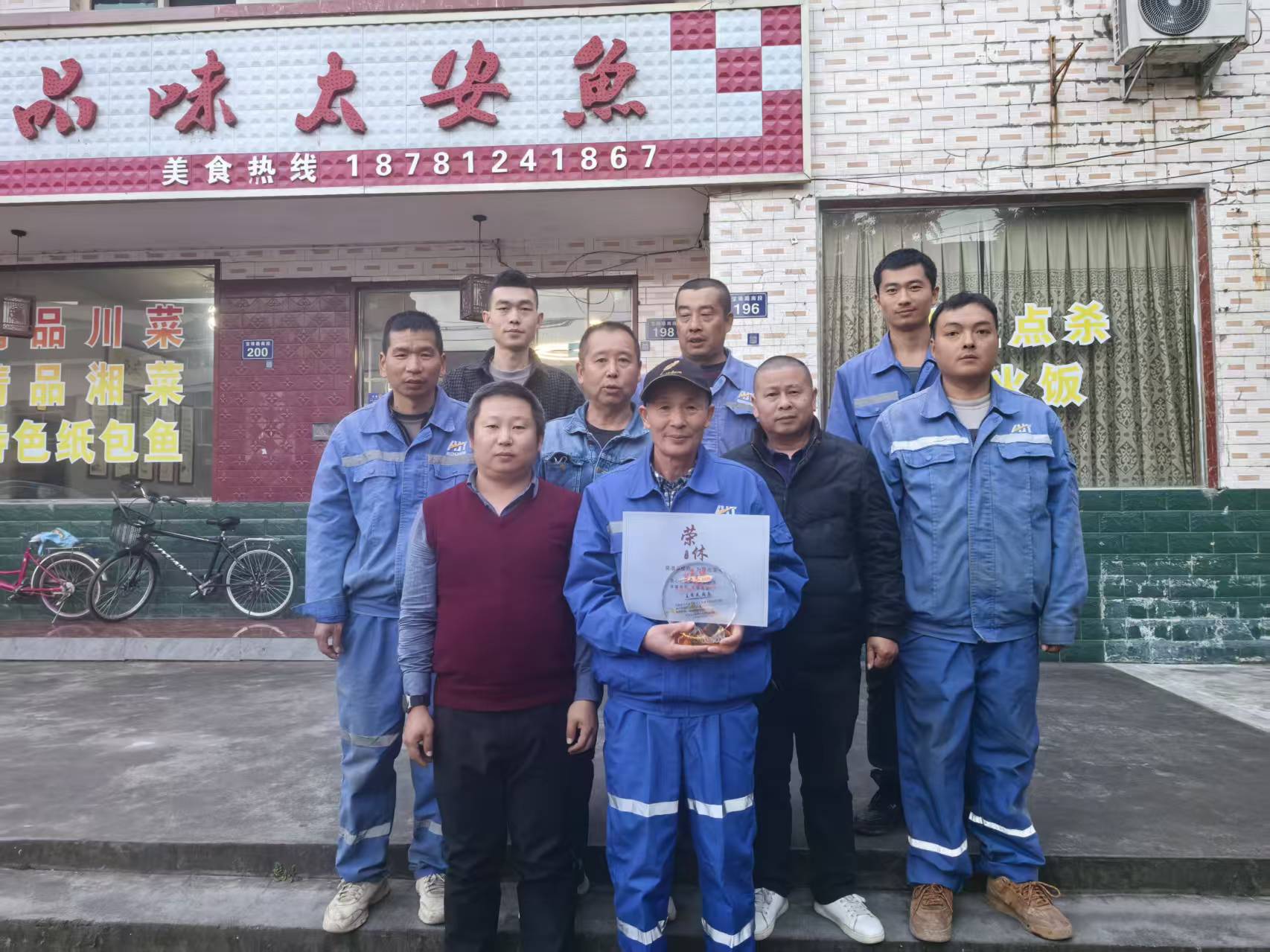 25年11月30日给退休人员发放纪念品.jpg